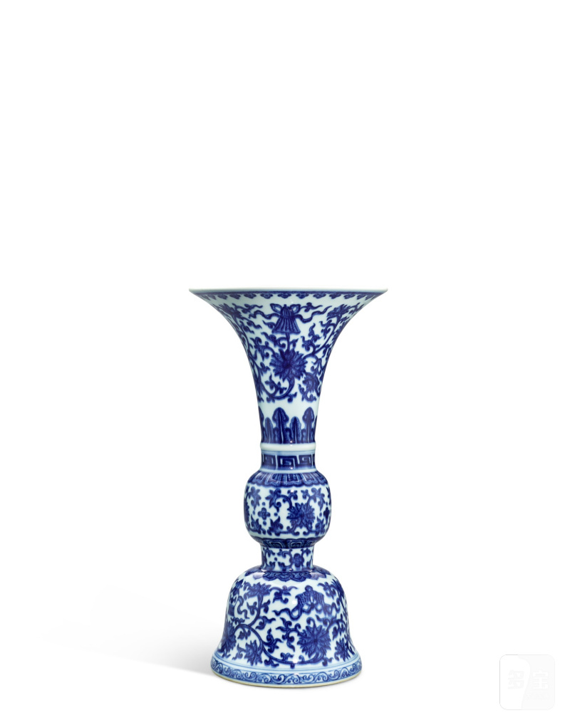 A blue and white 'bajixiang' vase, gu, Seal mark and period of Qianlong | 清乾隆 青花八吉祥花觚《大清乾隆年製》款 - 图2